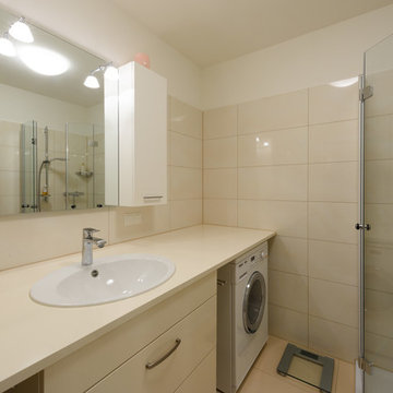 Badezimmer mit Waschmaschine