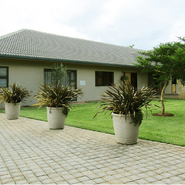 Azuluna Estate - Horse Stables