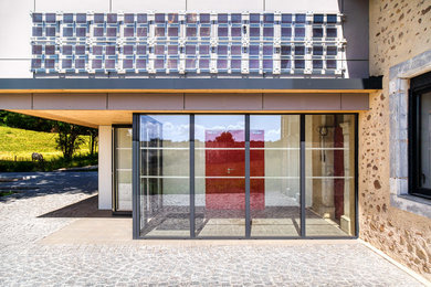 Idées déco pour un petit hall d'entrée contemporain avec un mur blanc, un sol en carrelage de céramique, une porte double, une porte en verre et un sol gris.