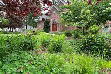 Photo of a contemporary drought-tolerant and full sun front yard landscaping in New York.