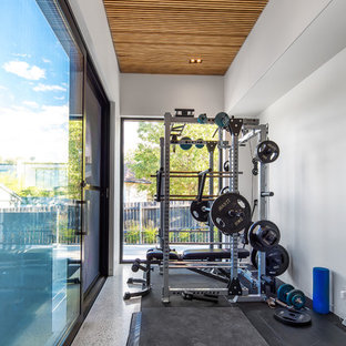 キャンベラの小さいコンテンポラリースタイルのおしゃれなホームジム (白い壁、コンクリートの床、白い床) の写真