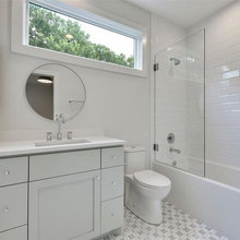 Lake House: Shared Hall Bath