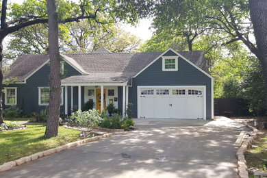 Mid-sized elegant gray one-story wood exterior home photo in Dallas with a shingle roof