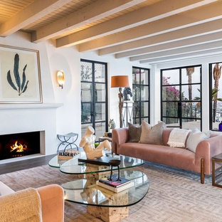 Foto de salón para visitas abierto, mediterráneo, sin televisor, con paredes blancas, suelo de madera oscura y chimenea lineal