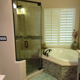 Idee per una grande stanza da bagno padronale moderna con vasca ad angolo, doccia ad angolo, piastrelle di vetro, pareti beige e pavimento con piastrelle in ceramica