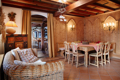 Idee per una sala da pranzo aperta verso il soggiorno country