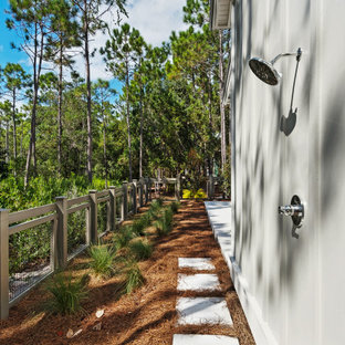 マイアミの小さい長方形モダンスタイルのおしゃれな裏庭プール (コンクリート敷き ) の写真