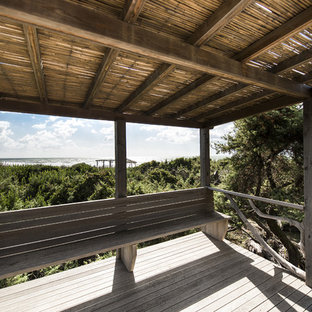 他の地域のビーチスタイルのおしゃれなデッキ (桟橋、オーニング・日よけ) の写真