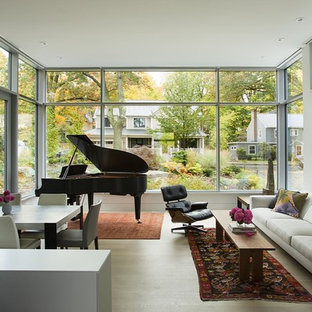 Idee per un piccolo soggiorno minimal aperto con sala della musica, pareti bianche, parquet chiaro, nessun camino e nessuna TV
