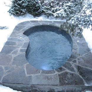 Mittelgroßer Skandinavischer Whirlpool hinter dem Haus in individueller Form mit Natursteinplatten in Ottawa