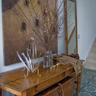 Inredning av en eklektisk foajé, med vita väggar och klinkergolv i keramik