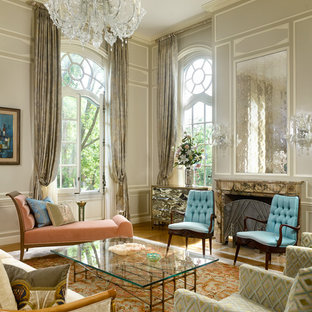 Foto de salón para visitas abierto, mediterráneo, extra grande, con paredes grises, suelo de madera en tonos medios, chimenea tradicional y marco de chimenea de piedra