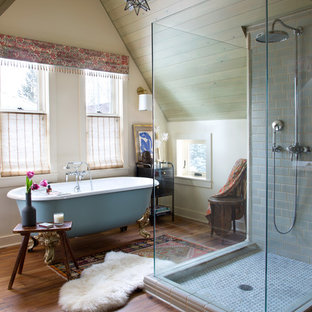 Eklektische Badezimmer mit braunem Holzboden Ideen, Design & Bilder