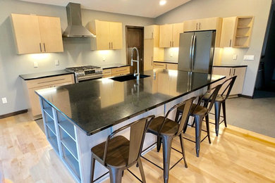 Kitchen - modern kitchen idea in Milwaukee