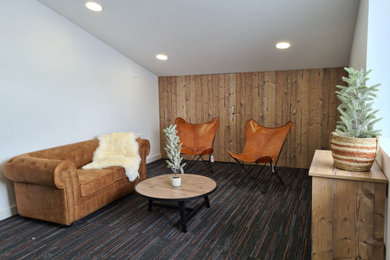 Ejemplo de salón tipo loft nórdico de tamaño medio con paredes marrones y madera