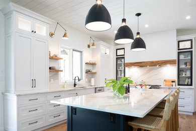 Kitchen - cottage kitchen idea in Toronto