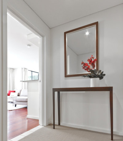 Modern Hall by Home Staging Brisbane