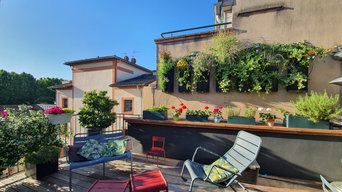 Terrasse avec mur végétal en centre ville et mobilier urbain coloré