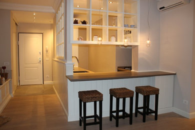 Свежая идея для дизайна: кухня в современном стиле с обеденным столом - отличное фото интерьера