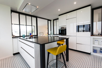 Cette image montre une cuisine design avec un plan de travail en granite et un plan de travail gris.