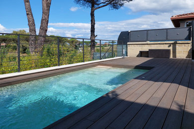 Imagen de piscinas y jacuzzis actuales pequeños rectangulares en patio trasero con entablado