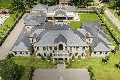 Traditional exterior home idea in Houston