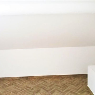 Armadio mansarda con testata da letto