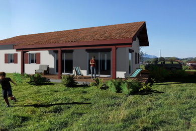 Cette image montre une façade de maison rustique de plain-pied avec un toit à deux pans, un toit en tuile et un toit rouge.