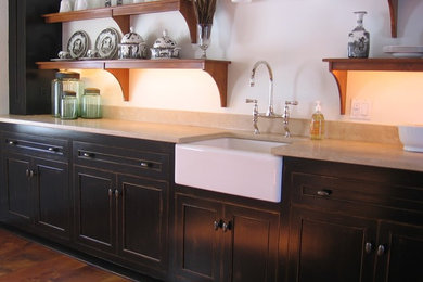 Kitchen - traditional kitchen idea in New York