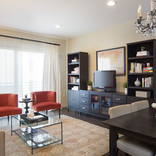 Idee per un piccolo soggiorno design aperto con pareti beige, parquet scuro e TV autoportante