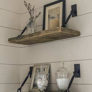 Réalisation d'une salle de bain principale champêtre de taille moyenne avec des portes de placard en bois brun, une douche double, un carrelage blanc, une plaque de galets, un mur beige, un sol en galet, une vasque, un sol beige et aucune cabine.