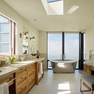 Mediterrane Badezimmer mit braunen Schränken Ideen, Design & Bilder