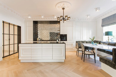 Großes, Repräsentatives, Fernseherloses, Offenes Modernes Wohnzimmer ohne Kamin mit weißer Wandfarbe, hellem Holzboden und beigem Boden in Hamburg