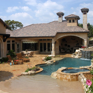 Großer Maritimer Whirlpool hinter dem Haus in individueller Form mit Natursteinplatten in Austin