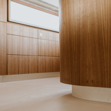 Design-Küche in organischen Formen aus Rüster-Furnier