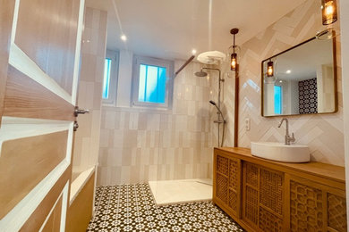 Foto de cuarto de baño principal, azulejo de dos tonos y único mediterráneo de tamaño medio con bañera encastrada sin remate, ducha abierta, sanitario de pared, azulejos en listel, paredes blancas, suelo de azulejos de cemento, lavabo encastrado, encimera de madera y suelo verde