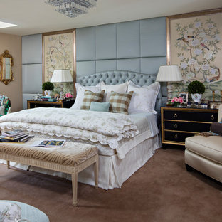 Esempio di una grande camera matrimoniale etnica con pareti blu, moquette e nessun camino