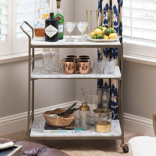 サクラメントのトランジショナルスタイルのおしゃれなバーカート (淡色無垢フローリング、ベージュの床) の写真