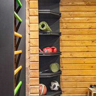 他の地域の中サイズのコンテンポラリースタイルのおしゃれな室内コート (ベージュの壁、カーペット敷き、グレーの床) の写真