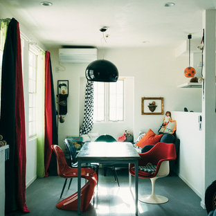 他の地域のエクレクティックスタイルのおしゃれなダイニング (白い壁、コンクリートの床、グレーの床) の写真