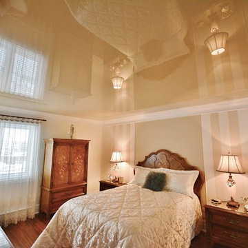 Bedroom with glossy ceiling . Classique design