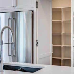 Idée de décoration pour une arrière-cuisine minimaliste en L de taille moyenne avec un évier encastré, un placard à porte shaker, des portes de placard blanches, un plan de travail en terrazzo, une crédence multicolore, une crédence en mosaïque, un électroménager en acier inoxydable, un sol en contreplaqué, un îlot central, un sol marron et un plan de travail jaune.