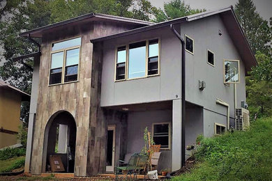 Modelo de fachada de casa gris y negra moderna grande de dos plantas con tejado a dos aguas y tejado de metal