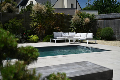 Cette photo montre une piscine tendance.