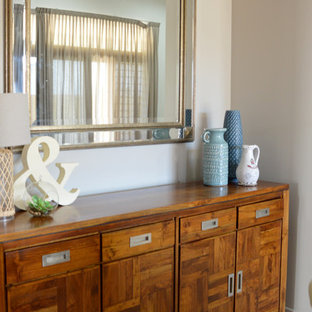 タウンズビルの小さいトランジショナルスタイルのLDKの画像 (ベージュの壁、セラミックタイルの床)