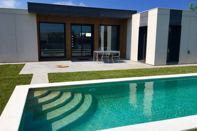 Aménagement d'une façade de maison contemporaine en verre.