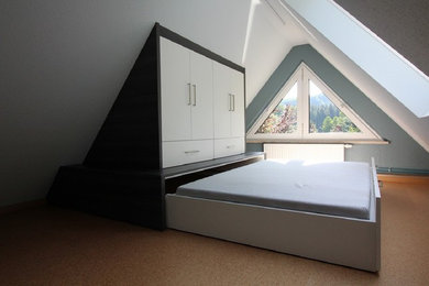 他の地域にある中くらいなおしゃれな客用寝室 (白い壁、リノリウムの床、茶色い床) のレイアウト