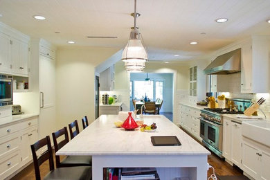 Kitchen - traditional kitchen idea in Los Angeles