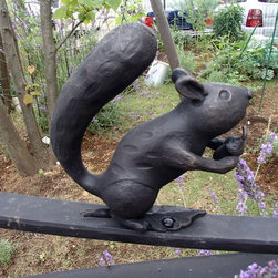 隠し絵の像がいる門扉とフェンス - Outdoor Decor
