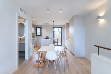 Modelo de comedor mediterráneo de tamaño medio